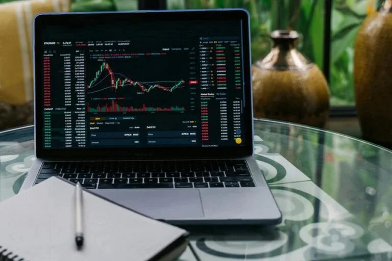 Laptop s prikazom analize tržišta