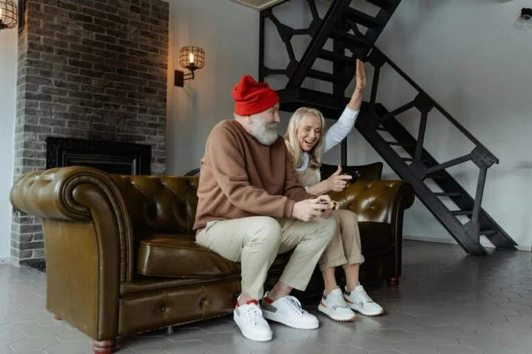 Stariji par igra videoigre – aktivan život u mirovini