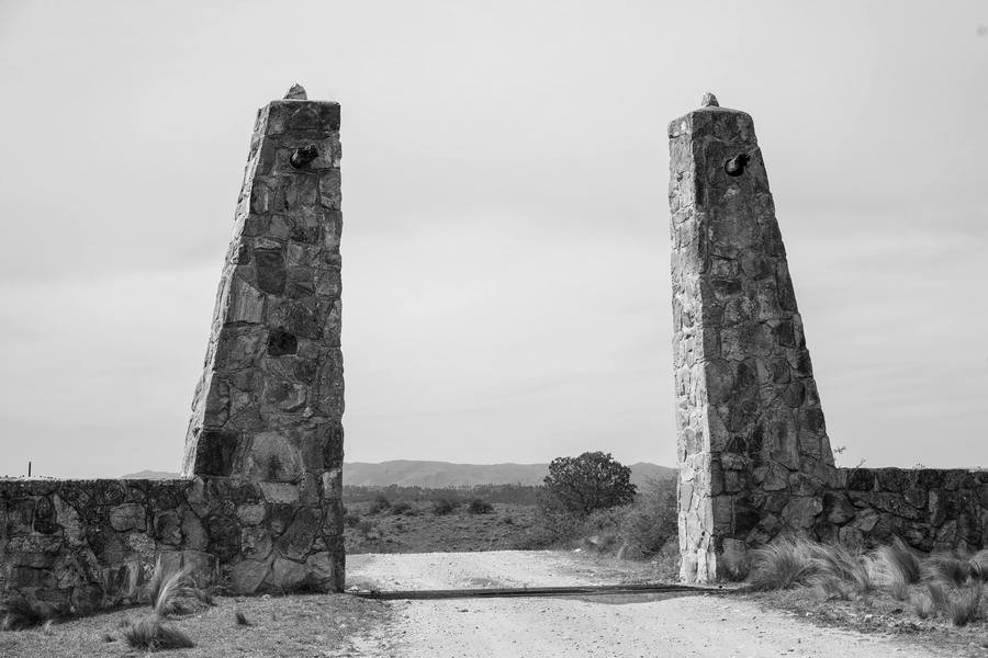 Kameni ulaz u prirodni krajolik kao simbol drugog mirovinskog stupa u Hrvatskoj - osobne štednje, dugoročnog puta i individualne odgovornosti za mirovinu.